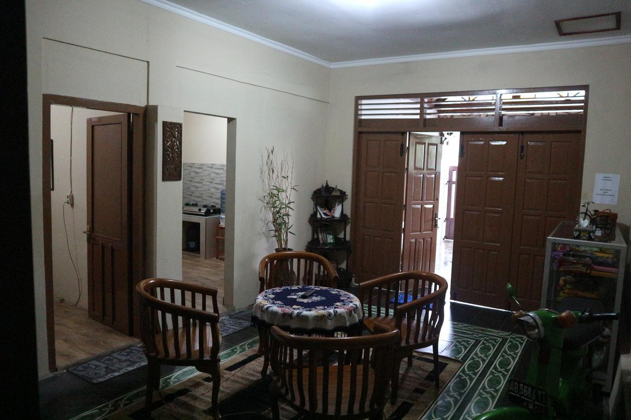 Kembar Guesthouse Джокьякарта Экстерьер фото